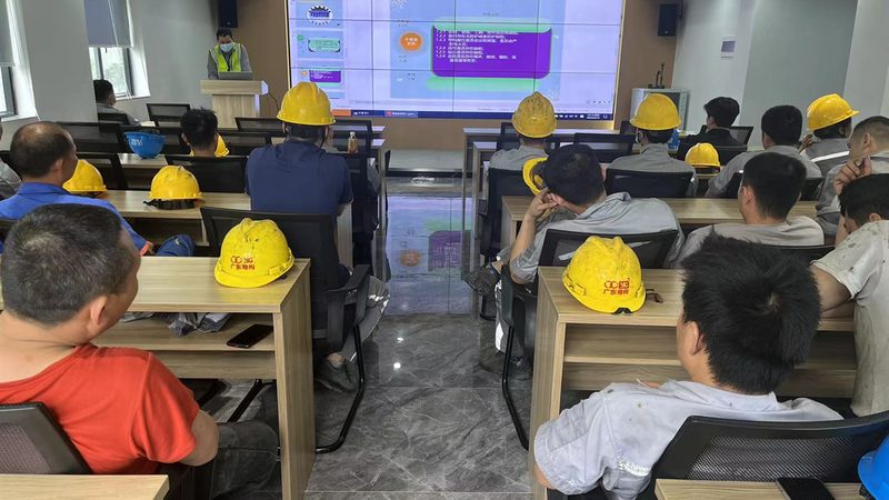 在选择建造师培训机构时，除了关注报名流程的便捷性，还应考察机构的资质与师资力量：